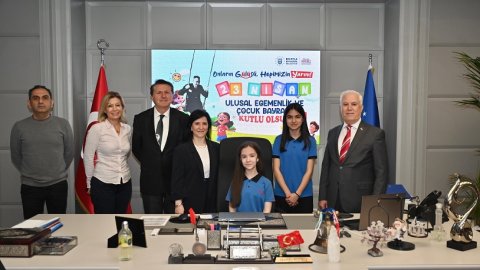 Bursa Büyükşehir Belediye Başkanı Mustafa Bozbey koltuğunu Duru ve İlke'ye bıraktı