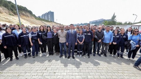 Bayraklı Belediyesi'nin şantiyede işçilerle 1 Mayıs etkinliğinden kareler