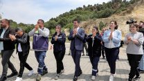 Bayraklı Belediye Başkanı İrfan Önal'dan şantiyede işçilerle 1 Mayıs halayı