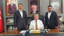 CHP’den AKP’ye geçen belediye başkanının ilk işi ‘Andımız’ı indirmek oldu