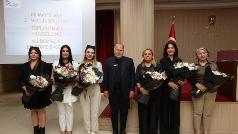 Yüreğir Belediye Başkanı Ali Demirçalı'dan kadın meclis üyelerine Anneler Günü sürprizi