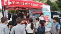 İzmit Belediyesi'nin 'Beslenme Saati' projesi 3 ayrı ilkokulun önünde devam etti