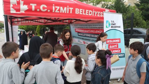 İzmit Belediyesi'nin 'Beslenme Saati' projesi 3 ayrı ilkokulun önünde devam etti