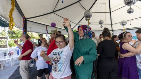 Mersin Büyükşehir Belediyesi'nden Engelliler Haftası'na özel 80'ler ve 90'lar partisi 