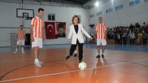 Seyhan Belediye Başkanı Oya Tekin işitme engelli sporcularla sahada buluştu