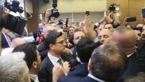 Bursa Büyükşehir Belediye Meclisi'nde ortalık karıştı: AKP'li üye Bozbey'in üzerine yürüdü, küfürler savurdu!