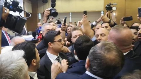 Bursa Büyükşehir Belediye Meclisi'nde ortalık karıştı: AKP'li üye Bozbey'in üzerine yürüdü, küfürler savurdu!