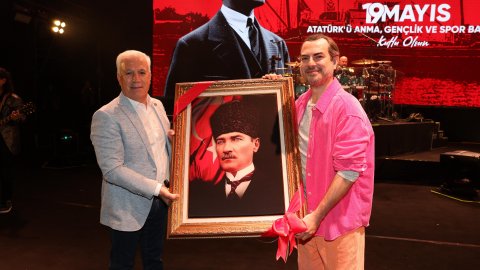 Bursa Büyükşehir Belediyesi'nin 19 Mayıs'ı Mor ve Ötesi konseri ile kutlamasından kareler