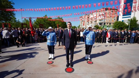 Kartal'da 19 Mayıs coşkusu çelenk töreniyle başladı