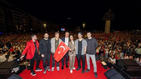 İzmir Büyükşehir Belediyesi 19 Mayıs coşkusunu 'Duman' konseri ile yaşattı