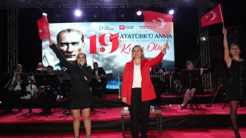 İzmit Belediyesi'nin Kapanca Sokak’ta 19 Mayıs coşkusu Reyhan Karaca konseriyle taçlandı