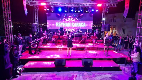 İzmit Belediyesi'nin 19 Mayıs'ta Reyhan Karaca konserinden kareler