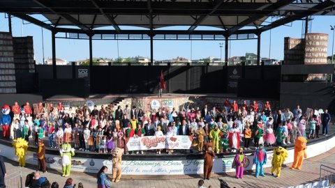 Büyükçekmece Belediyesi'nin Tiyatro Festivali’nin perdesi açıldı