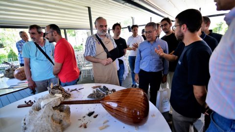 Bornova Belediyesi'nden Çalgı Yapım Çalıştayı 