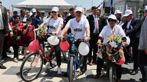 Mustafa Bozbey ve eşi Seden Bozbey 'Süslü Bisikletler’ ile temiz çevreye dikkat çekti