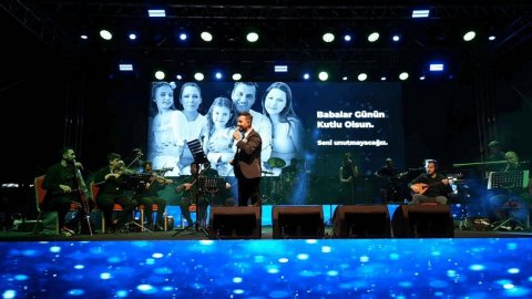 Balıkesir Büyükşehir Belediyesi'nin Babalar Günü konserinde Ferdi Zeyrek unutulmadı