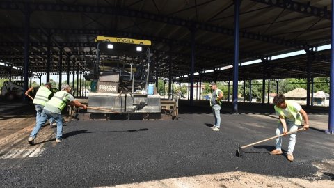 Kepez Belediyesi'nden Düdenbaşı Mahallesi’ndeki kapalı pazar alanına asfalt serimi