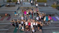 Karşıyaka Belediyesi'nden gün batımında yoga buluşması