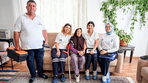 Mersin Büyükşehir Belediyesi'nin Evde Sağlık ve Bakım Hizmetleri sürüyor