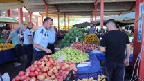 Bayraklı Belediyesi zabıtasından pazar yerlerine denetim