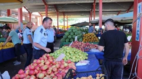 Bayraklı Belediyesi zabıtasından pazar yerlerine denetim