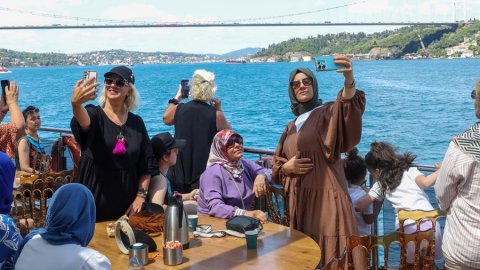Maltepe Belediyesi’nden emeklilere Boğaz turu