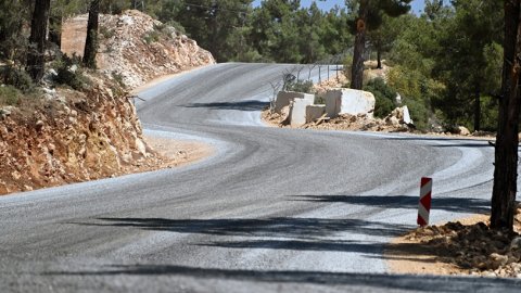 Mersin Büyükşehir Belediyesi Gülnar'daki 30 kilometrelik grup yolunu yeniliyor