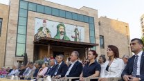 Vahap Seçer eşi Meral Seçer ile birlikte  Mersin Cemevi'nin aşure programına katıldı