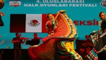 Kartal Belediyesi'nin 4. Uluslararası Halk Oyunları Festivali'nin görkemli finallinden kareler