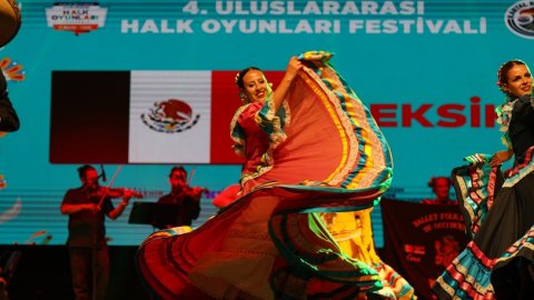 Kartal Belediyesi'nin 4. Uluslararası Halk Oyunları Festivali'nin görkemli finallinden kareler