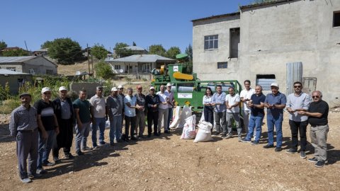 Mersin Büyükşehir Belediyesi’nden üreticilere 'tohum eleme makinesi' desteği