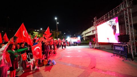 Kartal Belediyesi Neyzen Tevfik Meydanı’nda 12 Dev Adam için dev ekran kurdu