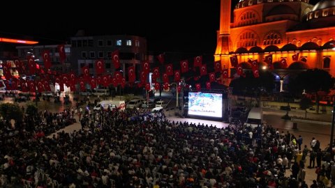 Maltepe Belediyesi 12 Dev Adam için Cumhuriyet Meydanı’na dev ekran kurdu