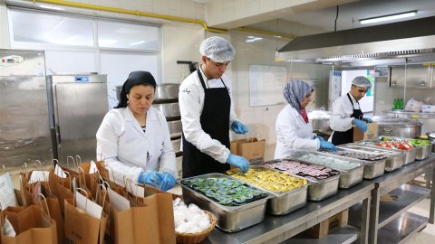 Küçükçekmece Belediyesi'nden öğrencilere beslenme çantası desteği