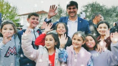 Fethiye Belediye Başkanı Alim Karaca eylül ayı maaşını öğrencilere bağışladı