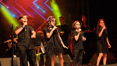 Balıkesir Büyükşehir Belediyesi MOD10 Gençlik Orkestrası'ndan Altınova’da kurtuluş coşkusu