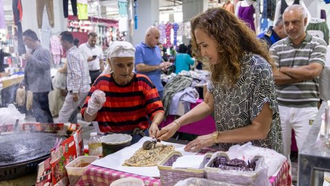 Karşıyaka Belediye Başkanı Yıldız Ünsal’dan pazar yeri ziyareti