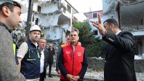 Büyükçekmece'de riskli 3 bina belediye ekipleri gözetiminde yıkıldı