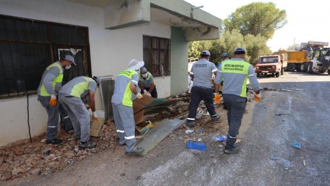 Kepez Belediyesi’nden çöp ev temizliği; 2 kamyon atık çıktı