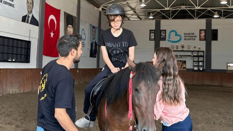 Balıkesir Büyükşehir Belediyesi 65 özel bireyi hipoterapiyle buluşturdu