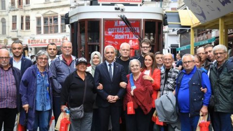 İETT'den Dünya Yaşlılar Günü'nde anlamlı ziyaret