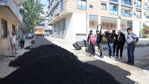Bayraklı Belediye Başkanı İrfan Önal, asfalt çalışmalarını yerinde inceledi