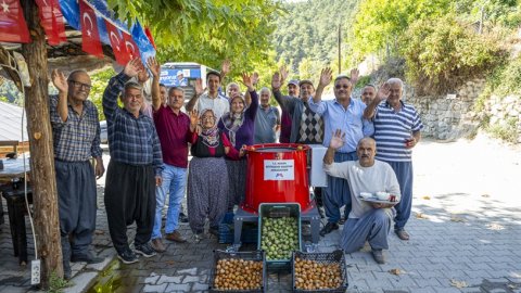 Mersin Büyükşehir Belediyesi'nden üretecilere ceviz soyma makinesi desteği