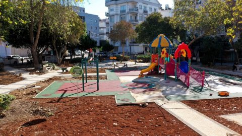 Muratpaşa Belediyesi ilçede parkları yenilemeye devam ediyor