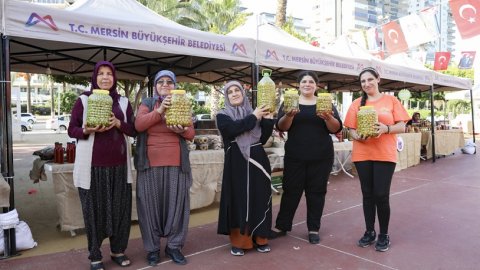 Kadınların ürettiği yöresel lezzetler Mersin Büyükşehir Belediyesi'nin Hasat Pazarı'nda