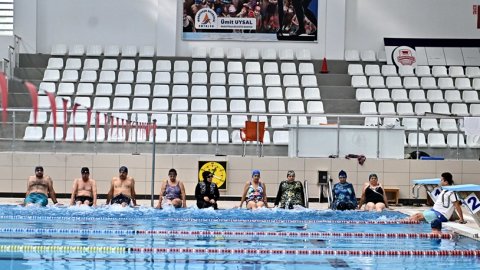 Muratpaşa Belediyesi’nin Sonbahar Spor Okulları'nde yüzme eğitimleri başladı