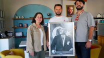 Çeşme Belediyesi’nden muhtarlara Atatürk tablosu hediyesi