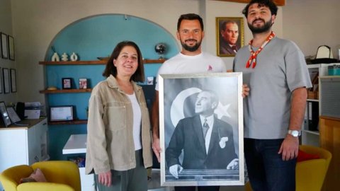 Çeşme Belediyesi’nden muhtarlara Atatürk tablosu hediyesi