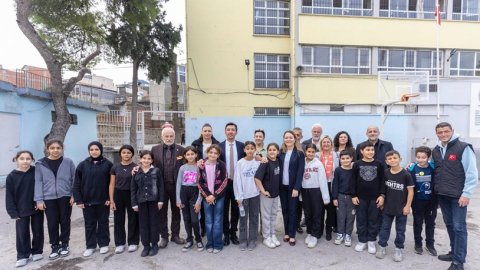 Konak Belediye Başkanı Nilüfer Çınarlı Mutlu’dan öğrencilere sürpriz ziyaret