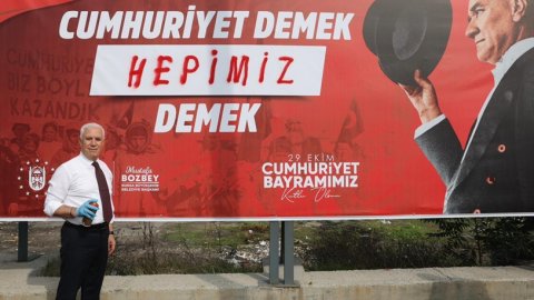 Mustafa Bozbey'den ‘Cumhuriyet demek…' kampanyasına destek